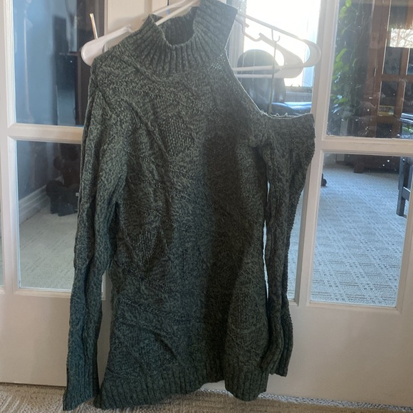 Green high neck sweater with one shoulder cut out - Picture 2 of 3